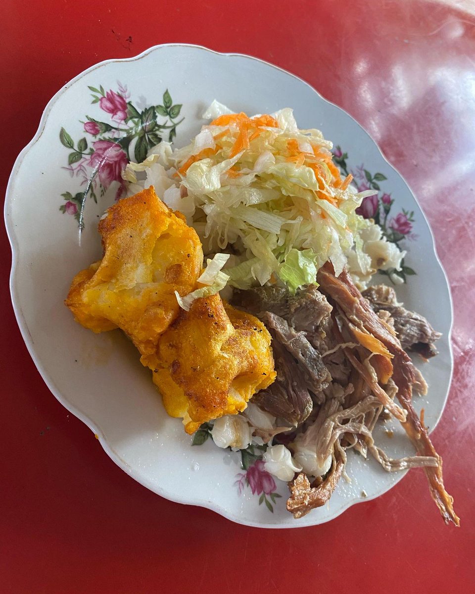 Informate593's tweet photo. El hornado es uno de los platos típicos del cantón Cuenca de la provincia del Azuay. Este platillo es el más codiciado por los turistas que visitan la ciudad. Si no probaste este plato, no llegaste a Cuenca. Realizado por Ángel Balbuca https://t.co/WxvbzMTDhK