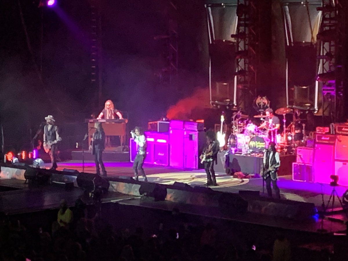Seeing the #HollywoodVampiresTour2023  was EPIC! Alice Cooper, Joe Perry, Johnny Depp, Tommy Henriksen and special guest Ronnie Wood! Bloody loved every second. Alice Coopers voice is still amazing 🙌🏻🔥🔥