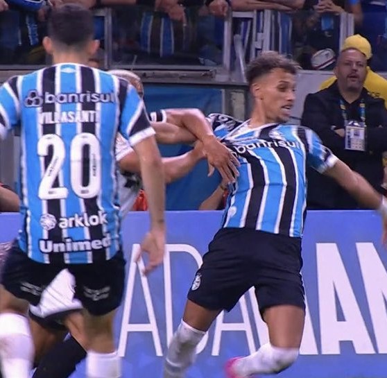 Imaginem este lance, dentro da área, em um ataque do Flamengo, no Maracanã.
