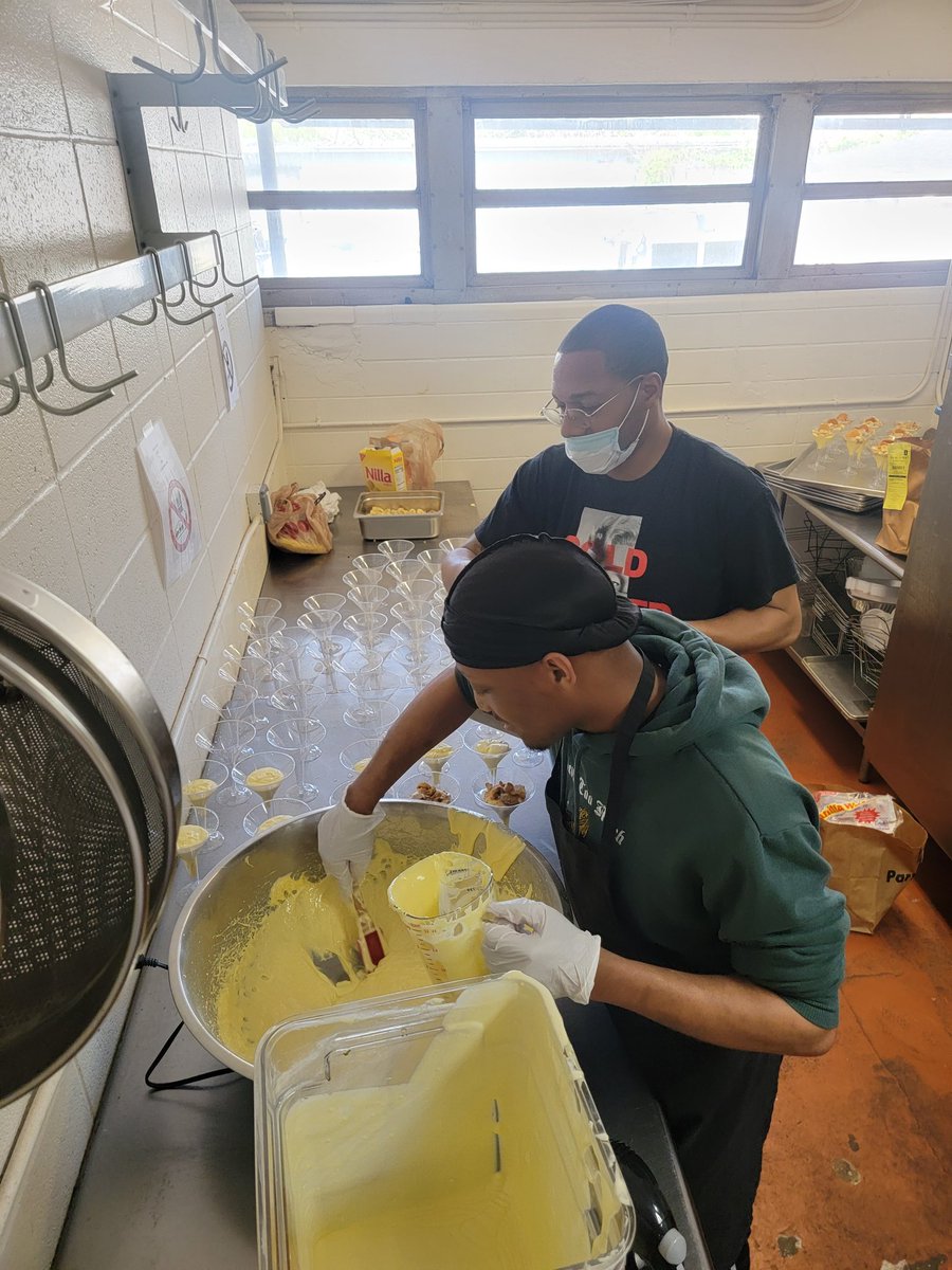 FeedThee's tweet photo. When we feed the Homeless, we feed them food we would want to eat. CHEFS donate their time skills to make sure we serve excellence! Cashapp $feedthee2017 
Venmo Feedthee
https://t.co/Fhjzf5LbML #Food4Thought #HHNF #FTPA #FeedThee #FINAO #FoodPantry #FoodDrive #Hunger #Homeless https://t.co/fHvI9jnSEH