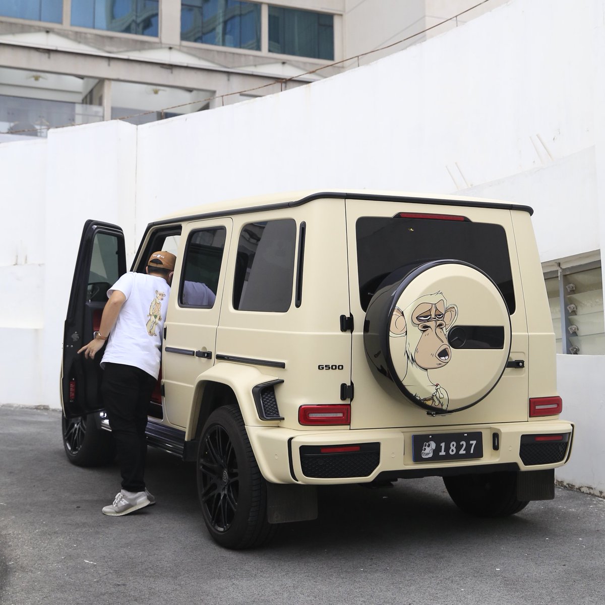 I'm obsessed with this cream color recently,  conveniently happens to be the color of my ape. <a href="/BoredApeYC/">Bored Ape Yacht Club 🍌</a> Where my cream gang at?