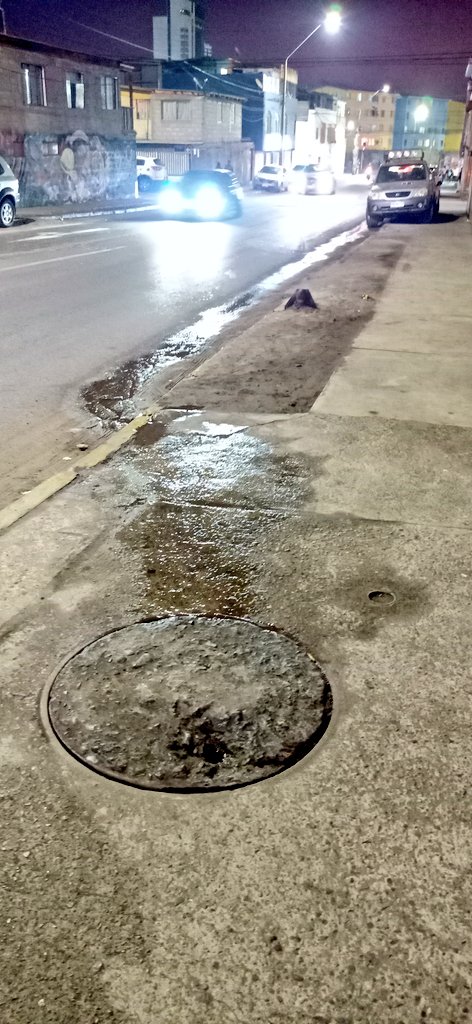 patongo212's tweet photo. Fuga de agua en cámara de esquina Av. Aeropuerto/Luis Emilio Recabarren con Las Rosas. #iquique https://t.co/fzbv0XYKXD