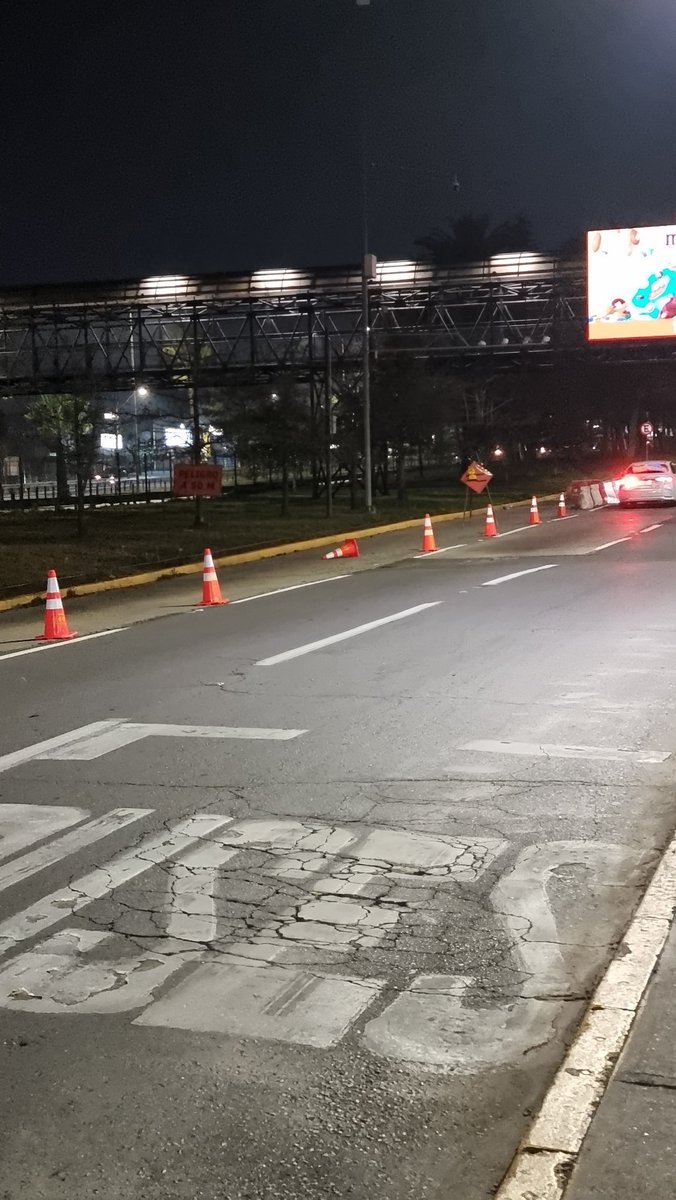 Felipeguerraty's tweet photo. @Muni_LasCondes esta pista de Kennedy lateral con las tranqueras esta así hace dos semanas y absolutamente nadie ha venido a hacer los arreglos. Al menos podrían señalizar "un poco mejor"  @lascondesactiva https://t.co/8G3QI8n1cC