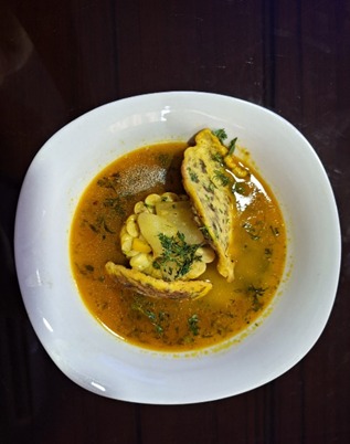 Informate593's tweet photo. El caldo de torreja es un plato típico ecuatoriano que consiste en un caldo de pollo o gallina servido con torrejas fritas. Es una sopa reconfortante y sabrosa que se acompaña con ingredientes frescos para realzar su sabor.
Realizado por Karla Calderón https://t.co/mHlxkCENCZ