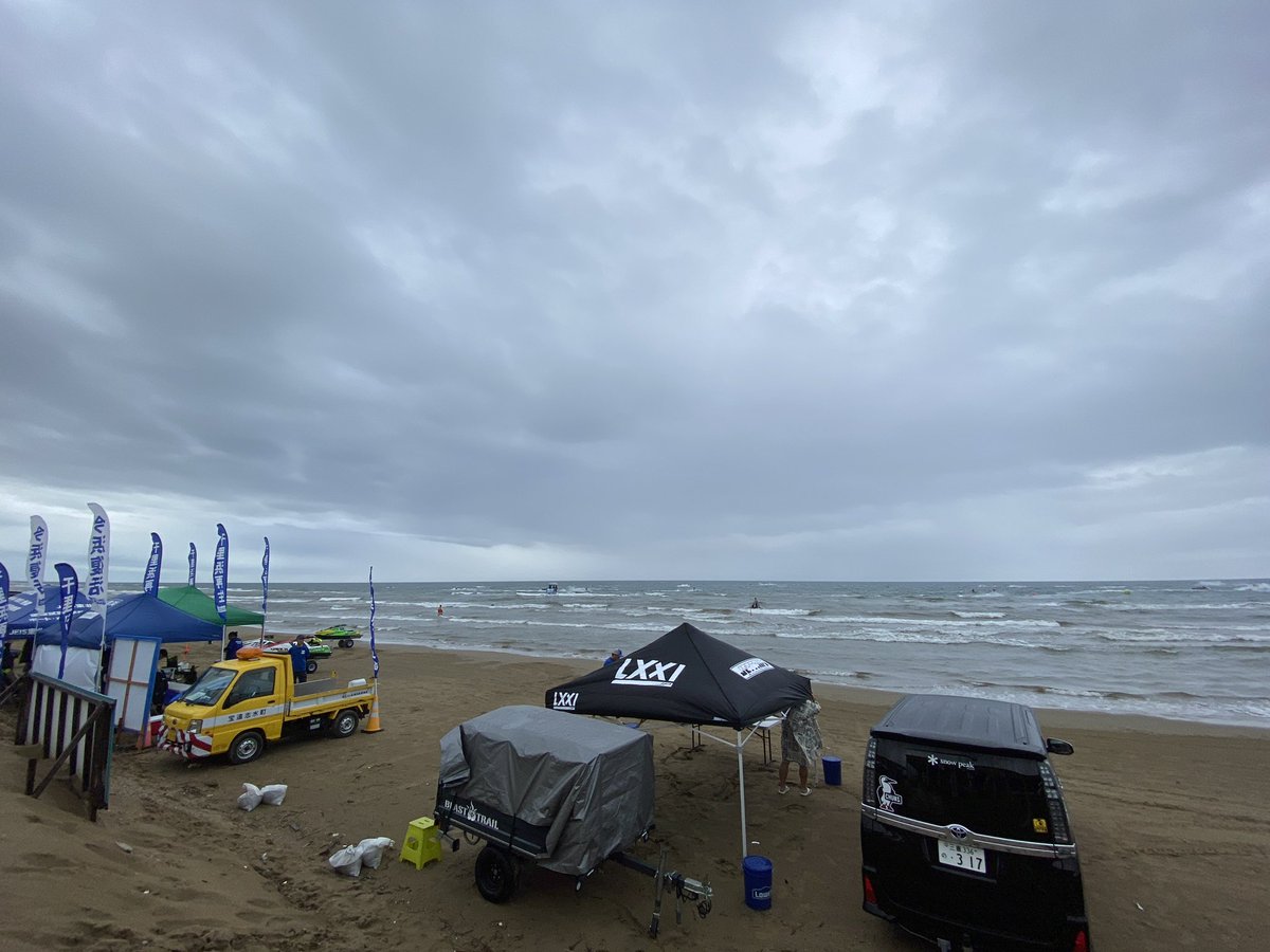 tabirisu2015's tweet photo. 2日目の朝突然の強風雨で3時間見合わせ!波は凄いし前に進めぬ強風で帽子は飛ぶしテントも下げたりと会場大慌て!時短レース再開の後、やむなく中止へ…仕方ない。ただ念願の冷やし葛バー食べれて目標達成感あるw
#tonechallenge #トネチャレンジ #JJSA #水上バイク #ジェットスキー #jetski #千里浜 https://t.co/Zcq0KXT9tb