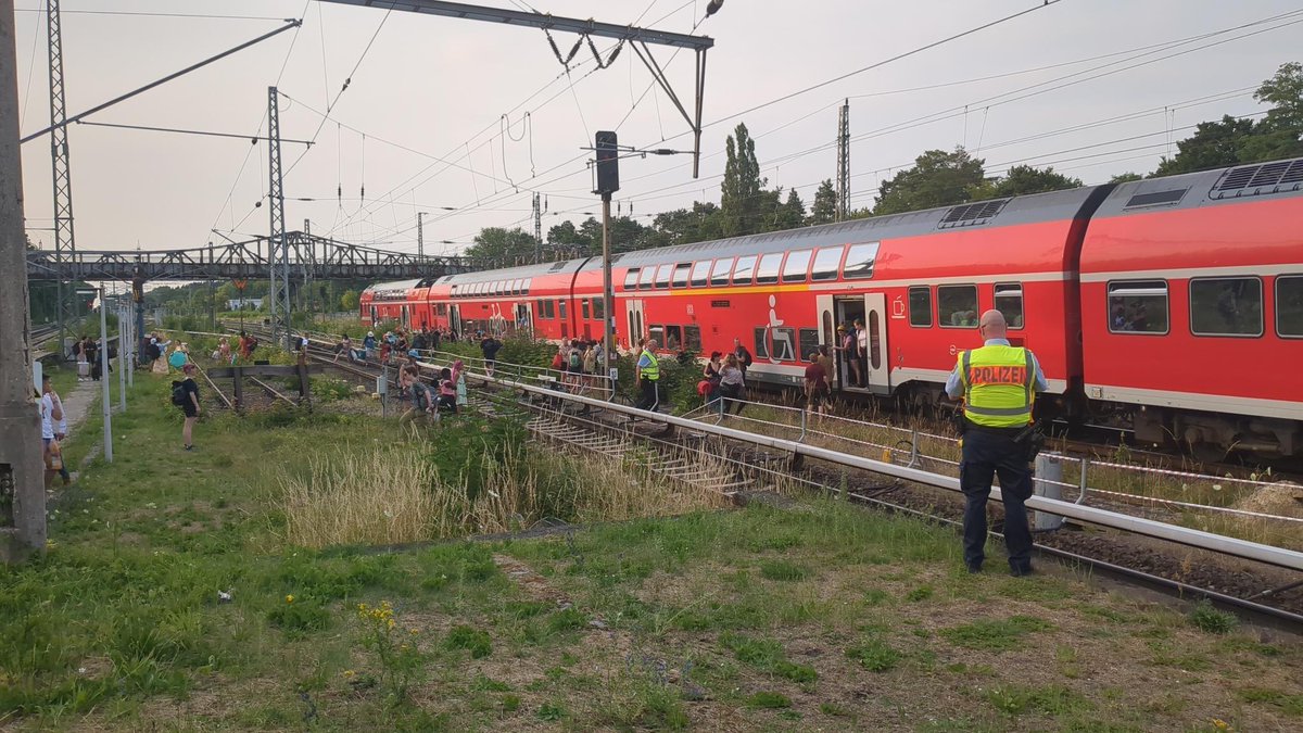 Libertad Media (@LibertadMedia@troet.cafe) (@libertadmedia) on Twitter photo Liebe <a href="/DB_Bahn/">Deutsche Bahn Personenverkehr</a>,
mal ein Erfahrungsbericht. Heute ist einer eurer Züge auf freier Strecke liegen geblieben (der RE5 kurz vor Birkenwerder). Eurer Lokführer hat die Passagiere informiert dass unklar ist wann es weitergeht und der Kontakt zur Oberleitung nicht funktioniert (1/x) Liebe <a href="/DB_Bahn/">Deutsche Bahn Personenverkehr</a>,
mal ein Erfahrungsbericht. Heute ist einer eurer Züge auf freier Strecke liegen geblieben (der RE5 kurz vor Birkenwerder). Eurer Lokführer hat die Passagiere informiert dass unklar ist wann es weitergeht und der Kontakt zur Oberleitung nicht funktioniert (1/x)