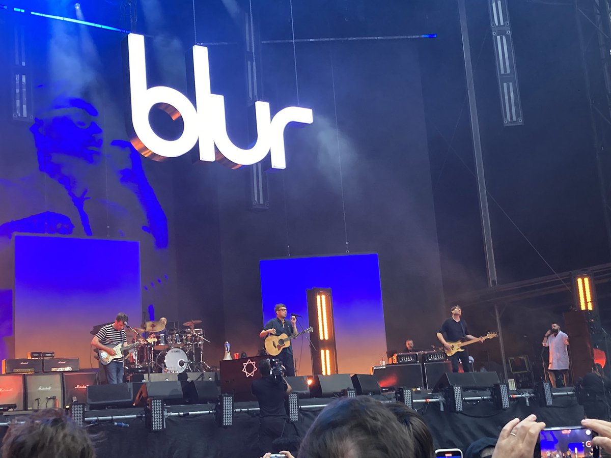 Traaec's tweet image. Blur in the front Wembley. Thx @JocaDoorn ❤️ @blurofficial