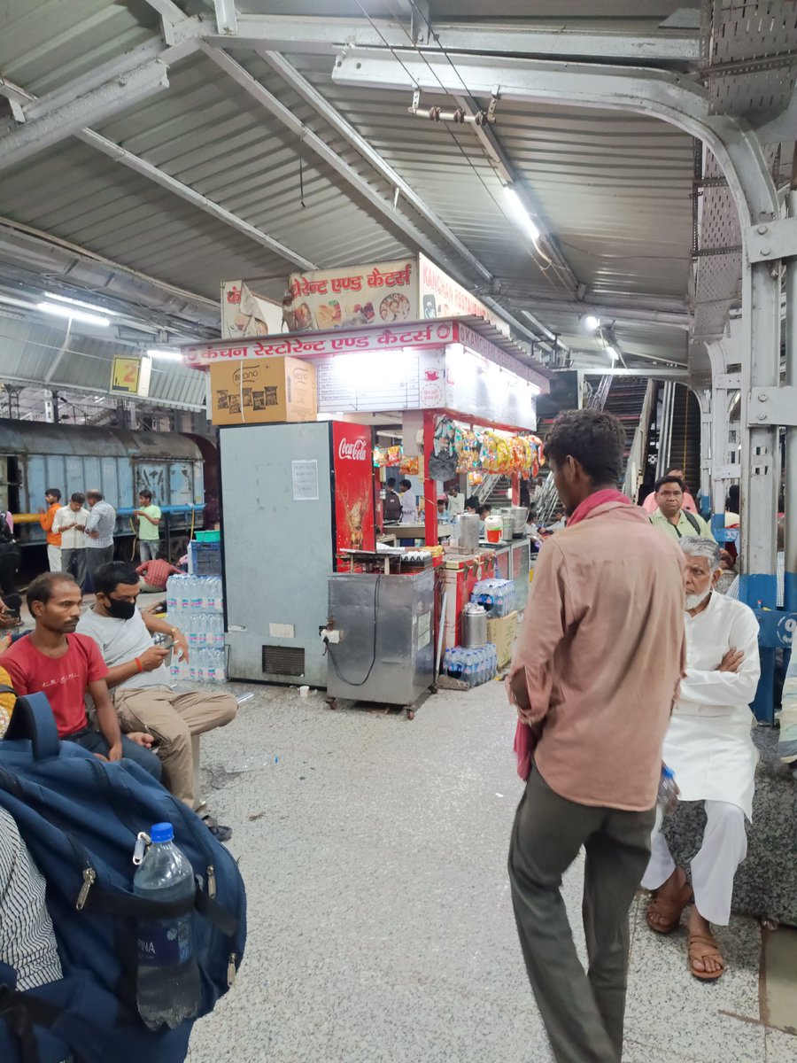 charsoniya's tweet photo. At  Viranrangna Laxmibai  Jhansi (VGLJ) station,The Kanchan restaurant and caters is charging ₹20 for 1 L water bottle of rail neer,while the MRP of the bottle is ₹15.
@RailMinIndia
@AshwiniVaishnaw 
@CPRONCR 
@DrmJhansi https://t.co/VTUBB1rgQL