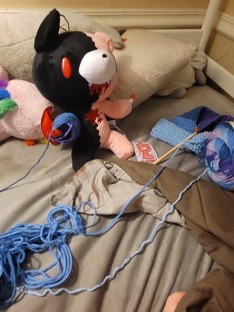 dragonp23's tweet photo. Crocheting with my new bestie. https://t.co/se3eRvBy9L