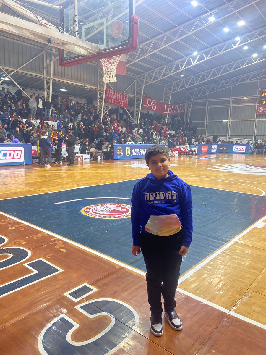 Ignacio Miranda, mi hijo listo en el Cubil Felino para apoyar a los Leones y para participar por éste maravilloso balón Molten. El MVP de hoy será  Jones. #LNBFINALESXCDO