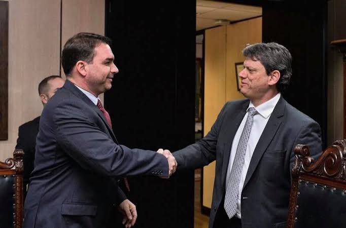 Atacar <a href="/tarcisiogdf/">Tarcísio Gomes de Freitas</a> , além de não ser inteligente, é uma grande injustiça.
Foi um ministro competente, trabalhador e aceitou a missão de ser candidato a governador de SP por lealdade a <a href="/jairbolsonaro/">Jair M. Bolsonaro</a> .
Siga firme, mostrando com trabalho sua importância para SP e o Brasil!