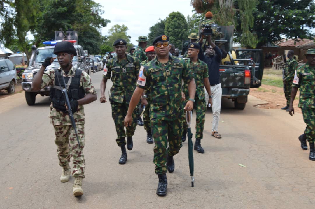 ZagazOlaMakama's tweet photo. New 3 DIV GOC storm crises areas in Plateau, arrest suspect and recovered weapons

By: Zagazola Makama 

The new General Officer Commanding 3 Division and STF OPERATION SAFE HAVEN has redeployed to the troubled area of Mangu less than 24 hours of assumption of command for on the spot assessment to be able to take appropriate measures to restore normalcy. On arrival, the Commander was greeted by an agitated crowd but the situation was put under control. The reinforcement team from Jos with MRAPs deployed immediately to dominate hotspots and to protect vulnerable communities. The patrol teams during follow on operations professionally deterred further attacks on 2 vulnerable villages and recovered 5 rifles and ammunition during the operations. The Plateau State Government Delegation led by the Chief of Staff to the Governor also paid an assessment visit. The delegation which included the SA Security to His Excellency,  Brigadier General Shipi retired, Attorney General as well as the Chief Security Officer to the Governor pledged the State Government’s support in bringing lasting peace to the affected areas.