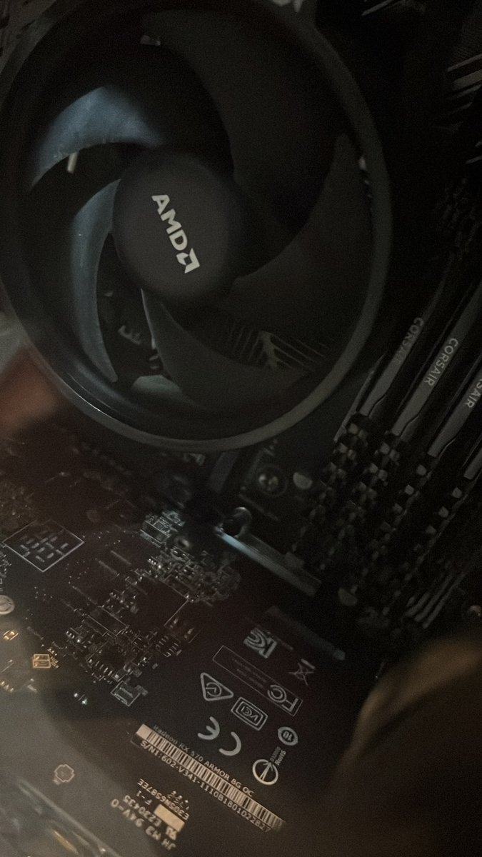 t2nty4r's tweet photo. Resulta ser que el cb motherboard no tiene slot extra para la tarjeta Tb 🤡 https://t.co/m1gsYAqC1U