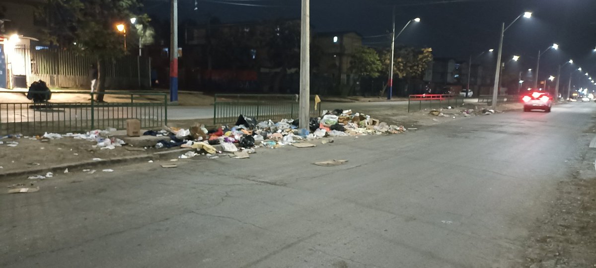 mcarterivas's tweet photo. Hoy Domingo 09/07 a las 19:00 feria libre en Avda Lo Blanco, solo limpian sector Sn. Bdo. @manuelzunigaok @munielbosque un basural. No nos olviden por favor @meganoticiascl https://t.co/6KhiSPwXVS