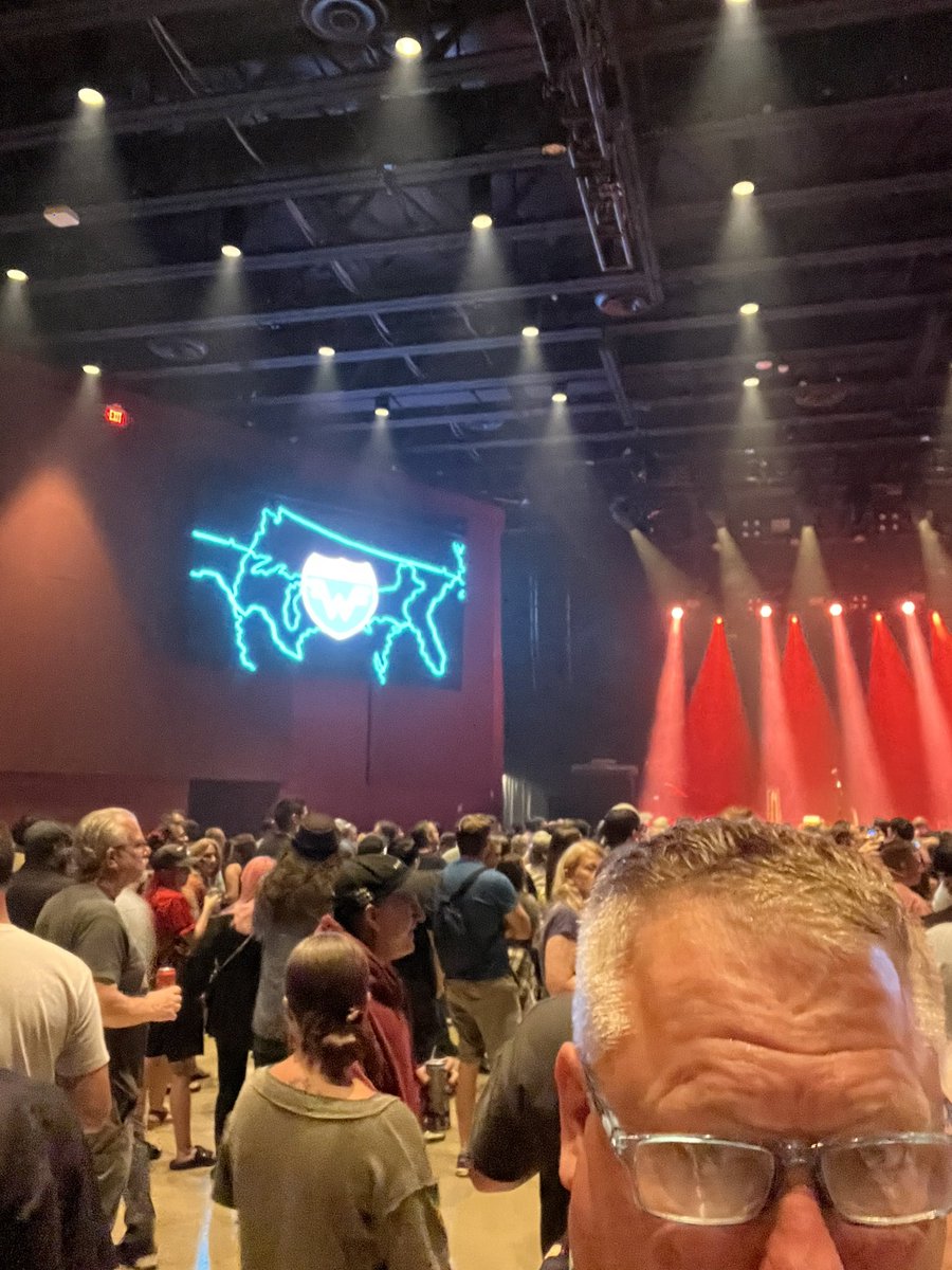 Weezer on stage soon 🙂
