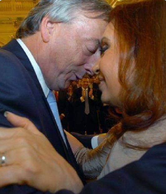yoDaniel77's tweet image. Soy peronista porque desde mis abuelos hasta mí, hubo movilidad social ascendente gracias a derechos, conquistas y leyes PERONISTAS.
Y soy KIRCHNERISTA porque es la continuidad del aquel peronismo.