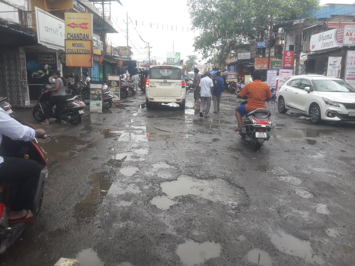 PrabhasPruseth's tweet photo. @DmSambalpur this is Burla main maket. The road, the footpath, tthe drain everything is encroached by shop keepers. 
 Pls take stringent step and demolish all the encroachments. https://t.co/LWZRhWBXB2