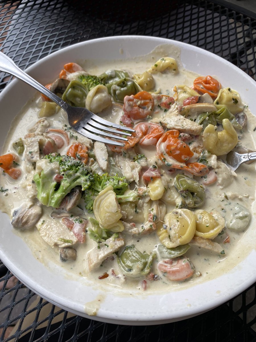 Dinner out in #Louisville KY 😍 there were so many Jakarta rings we shared them w the table next to us bc that’s what you do around here