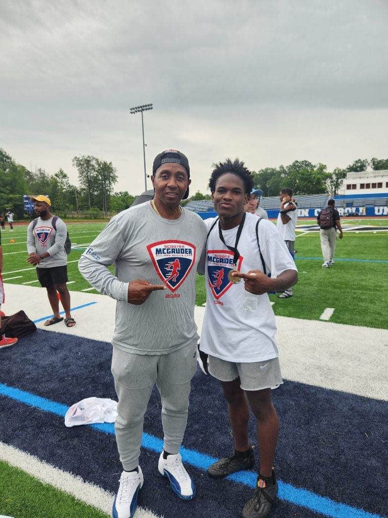 MichaelLee0014's tweet photo. Had a great camp in Ohio ⚪️ 🔴at the University  john Carroll was very honored to receive Db of the camp Award🥇 https://t.co/TLXGyqV0Jt