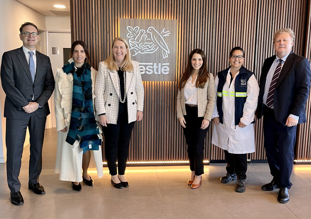 SwissAmbUruguay's tweet photo. Las presentaciones de @UruguayXXI y @ZonamericaUY , así como la visita a la fábrica de última generación de @Nestle en presencia del Presidente de #INALOG ofrecieron a la Secretaria de Estado de Economìa🇨🇭, H. Budliger, una visión en profundidad de las oportunidades de negocio 🇺🇾 https://t.co/DLJ5mvPtwB