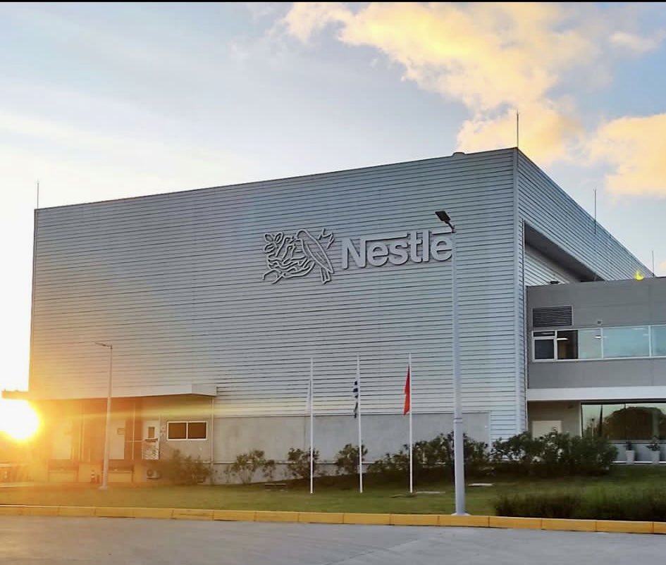 SwissAmbUruguay's tweet photo. Las presentaciones de @UruguayXXI y @ZonamericaUY , así como la visita a la fábrica de última generación de @Nestle en presencia del Presidente de #INALOG ofrecieron a la Secretaria de Estado de Economìa🇨🇭, H. Budliger, una visión en profundidad de las oportunidades de negocio 🇺🇾 https://t.co/DLJ5mvPtwB