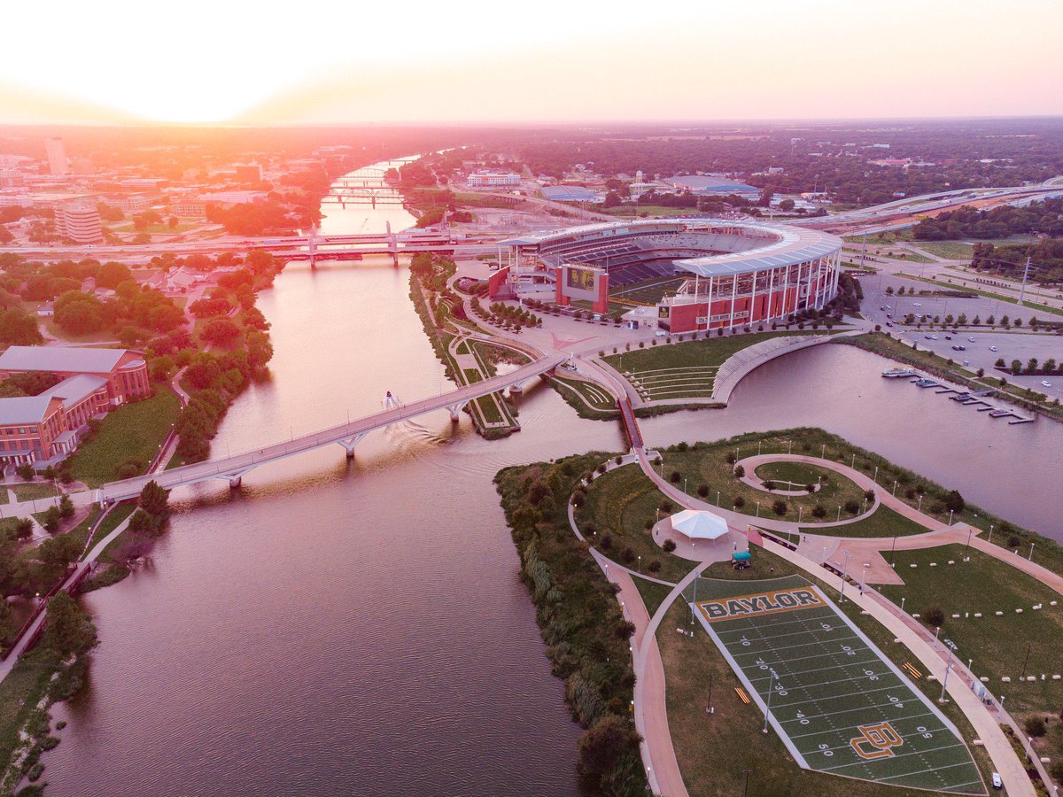BaylorAthletics's tweet photo. Brazos sunset views 👌

#SicEm | #ThisIsBearCountry https://t.co/ApI17OK8MB