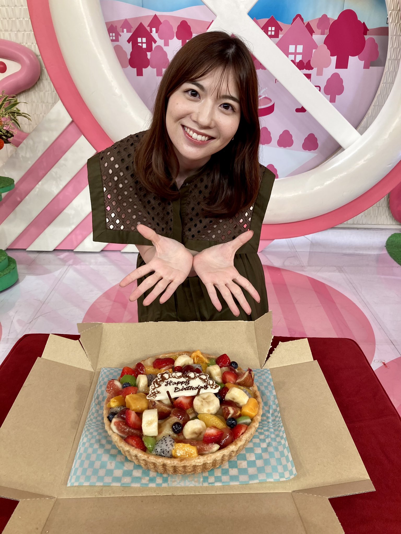 日本テレビアナウンサー 佐藤真知子 直筆サイン入り色紙 日テレ・佐藤真知子アナ、マフラー姿で紅葉満喫「お綺麗です