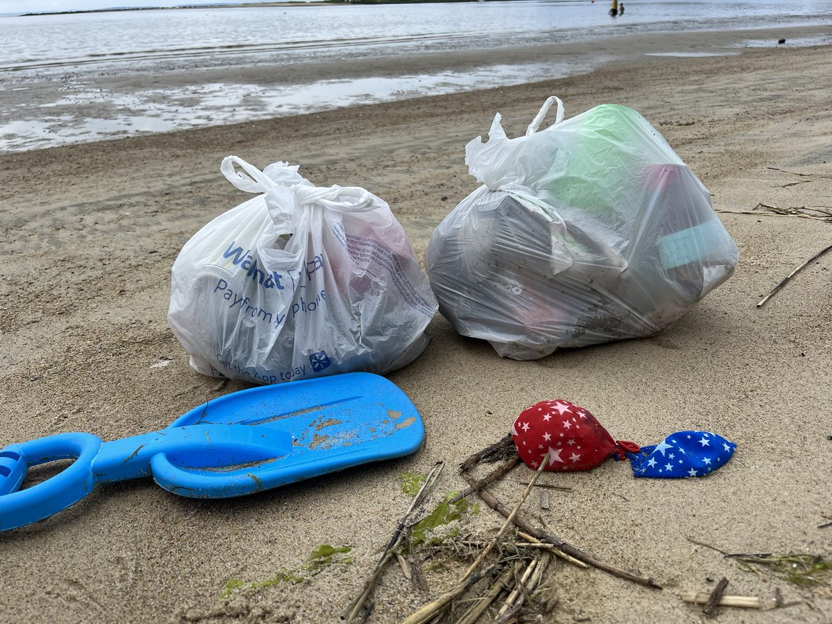 Warwick City Park lifeguard beach clean day…don’t release balloons. @RIAudubon @2minuteHQ @RILitterPickers #warwickcitypark #2minutebeachclean