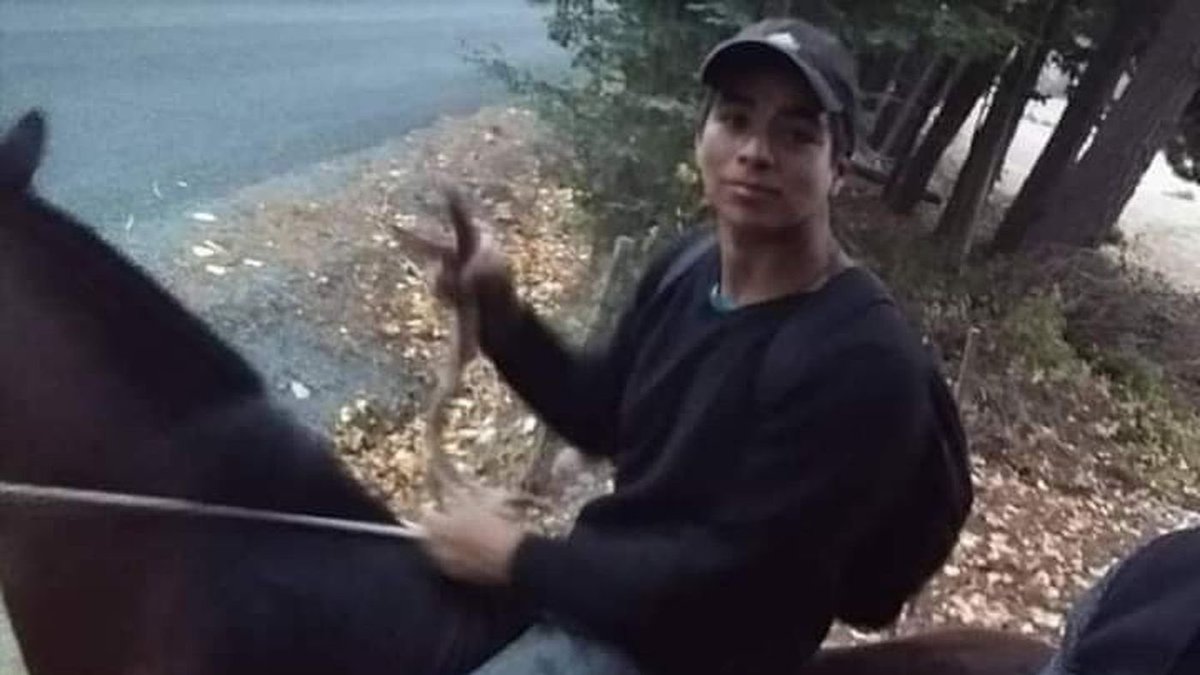 sebamawlen's tweet image. 📌Un día como hoy, 09 de julio del año 2021 es asesinado el weychafe Pablo Marchant yem (28 años) a manos de  carabineros de Chile en un fundo de la Forestal #Mininco, propiedad de la familia Matte. 

Era miembro de la CAM y activo luchador por la causa #mapuche. #ngoymalaiñ ✊🏽🌹