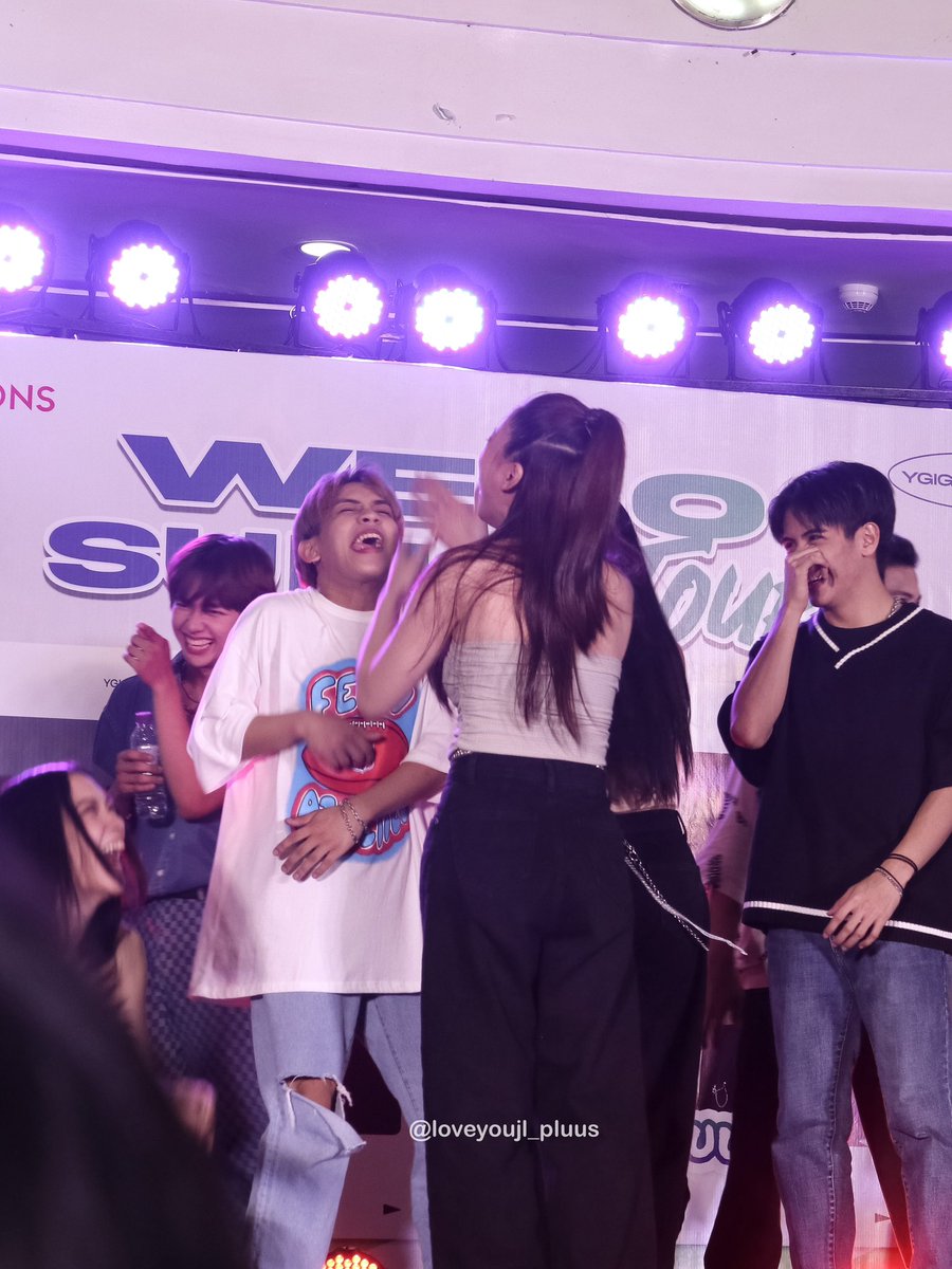 loveyoujl_pluus's tweet photo. ‘di ko na rin alam nangyayari dito. basta ang saya nila 😅🤍

PLUUS in LipaBatangas
#100dayswithPLUUS 
#PLUUSatRobinsonsLipa 
#PLUUS @pluus_official

YGIG GOES TO LIPA
#YGIGTouchdownLipa 
#YGIG_BB #YGIGonASAP  
#WEGOSUMallTour 
#YGIG @ygig_official https://t.co/tlkajDo8TE