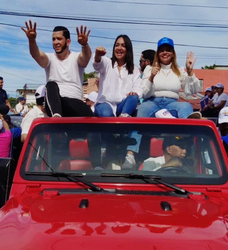 FarideRaful's tweet photo. Gracias!  Gracias! Gracias por el apoyo! A mis compañeros de partido y aliados. A la gente buena de mi capital que se unió a recorrer parte de nuestro DN en esta tarde. Juntos seguimos por la honestidad, el cambio y la construcción de una RD de un mejor tiempo. https://t.co/b9VAnBo1pE