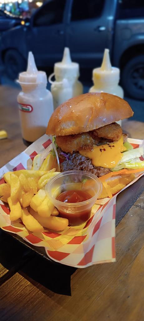 Así son las hamburguesas de <a href="/elcarloswars/">Soy El Carlos Wars</a> en El Tiamo. La promo es dos de estas 🍔🍔 y papas fritas por $5,00. De sabor son muy buenas y la salsa si es criminal como dice la publicidad, si tienes mucha hambre tendras que comerte las dos
La atención es muy buena
Felicitaciones 🙌