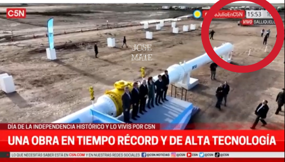 gabruzo's tweet photo. La foto que el kirchnerismo no quiere que se difunda. 

Hicieron un show abriendo una manija y diciendo que quedaba inaugurado el gasoducto, acá tienen la foto aérea mostrando la verdad. 

Quédense tranquilos que no se va a difundir. https://t.co/HLmiQHjKJp