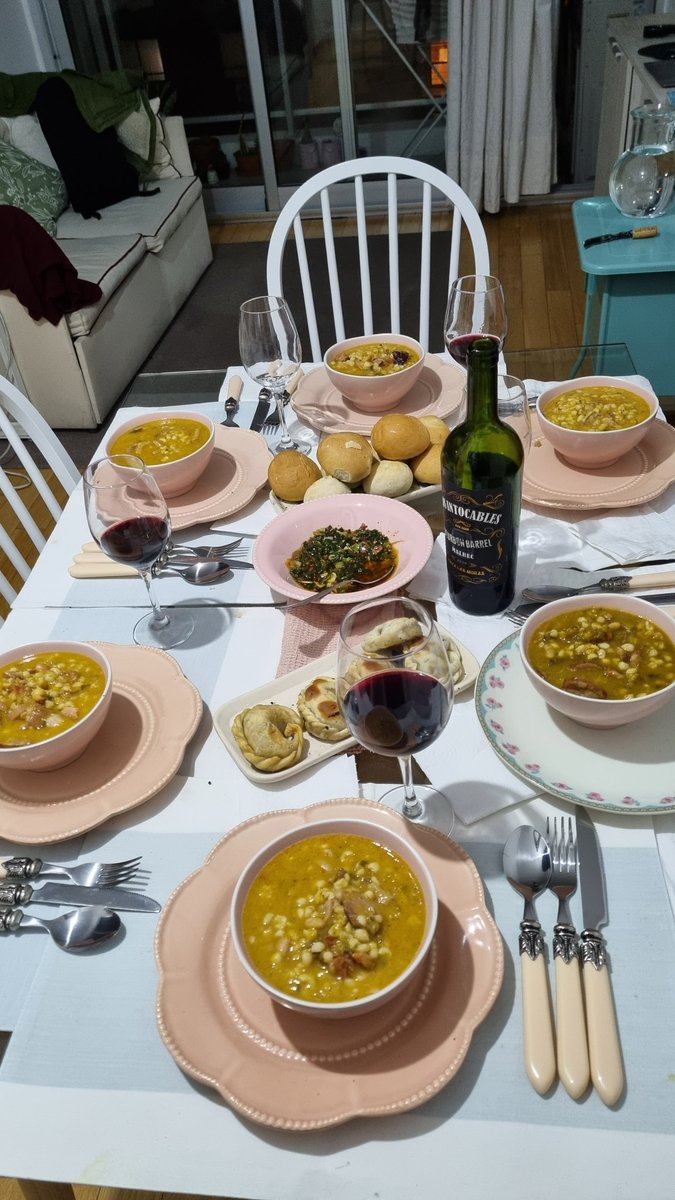AgustinaLocke's tweet photo. Hoy gracias a @ribsalrio arme una cena de 9 de julio con empanadas de brisket, locro ahumado, pancitos caseros y vinitos ❤️❤️
Postre? Café / té y pastelitos 
@BauBassi @juanescolar @JoaquinLiwski @castellorojo @pmbruera https://t.co/qQKpWm4E2o