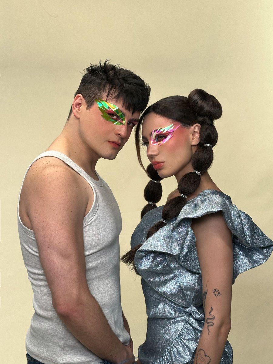 BeautyJunkiesMX's tweet photo. En esta edición de Beautyjunkies celebramos los 90 años de la lucha libre de la mano de iPhone, un espectáculo deportivo que enaltece a México. Lo transformamos en nuestra esencia de la mano de @andrewlarranaga  y  @darianrojasc 💖🫶🏼✨ https://t.co/mmOrqEH3Ce