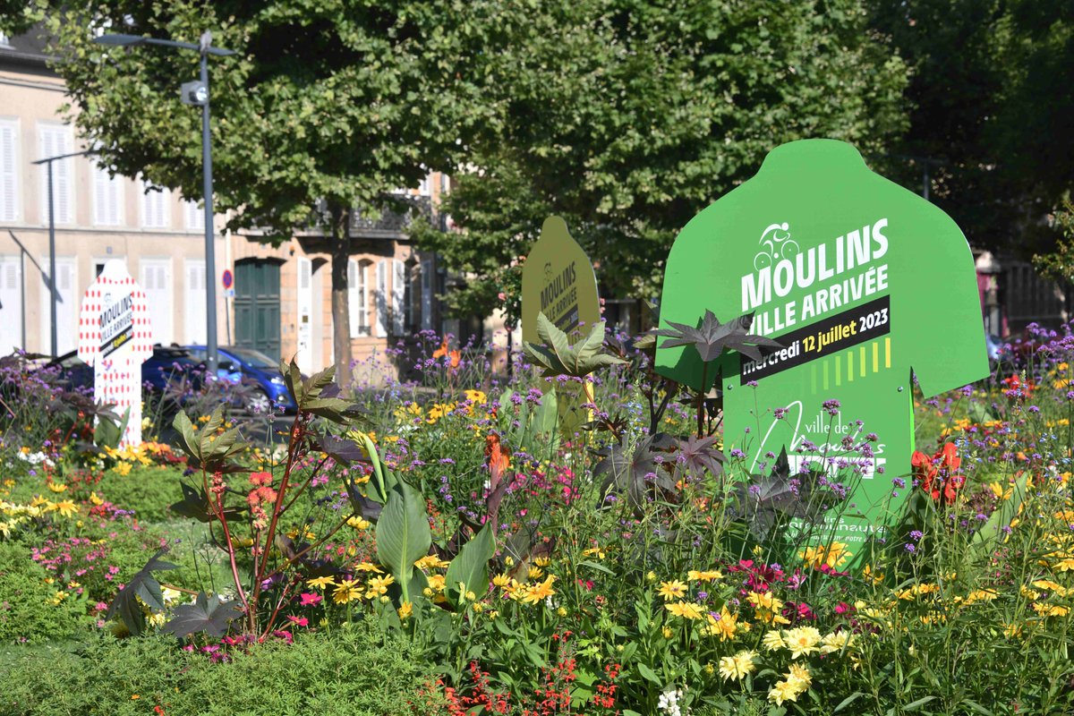 #TDF2023 Découvrez quelques clichés des décorations à Moulins pour le Tour de France ! 🤩💐🚴‍♀️ @LeTour