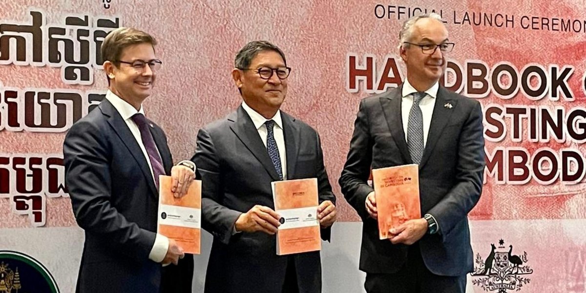 DFAT_TradeTalk's tweet photo. Today, the Handbook on Investing in #Cambodia was launched by 🇦🇺 Special Envoy for #SoutheastAsia Nicholas Moore &amp; 🇰🇭 CDC's Sec-Gen Sok Chenda Sophea. The Handbook is a new guide to encourage investment in 🇰🇭 and 🇦🇺 values the close collaboration between the two countries! https://t.co/6fYv8kdmPs