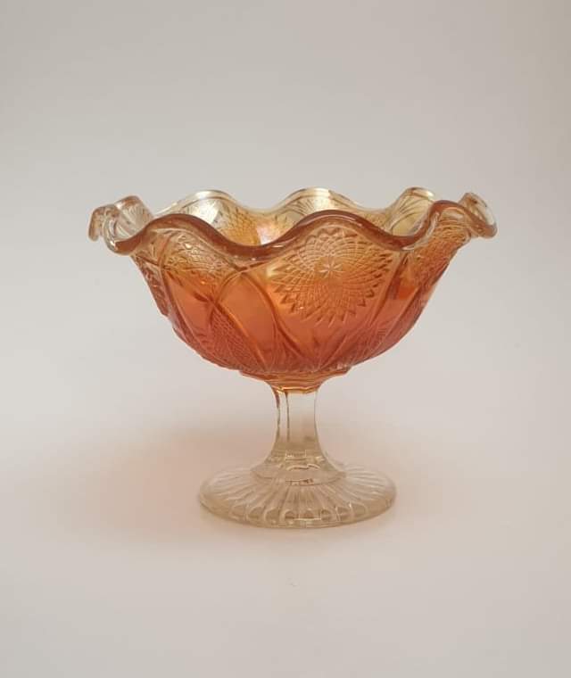 Collectable Curios' item of the day...Vintage Carnival Glass Marigold Scalloped Bonbon Dish/Bowl On Clear Pedestal

collectablecurios.co.uk/product/vintag…

#CarnivalGlass #ColouredGlass #Marigold #Collector #Antiquing #ShopVintage #Home #Trending #ShopLocal #StGeorgesMarketBelfast