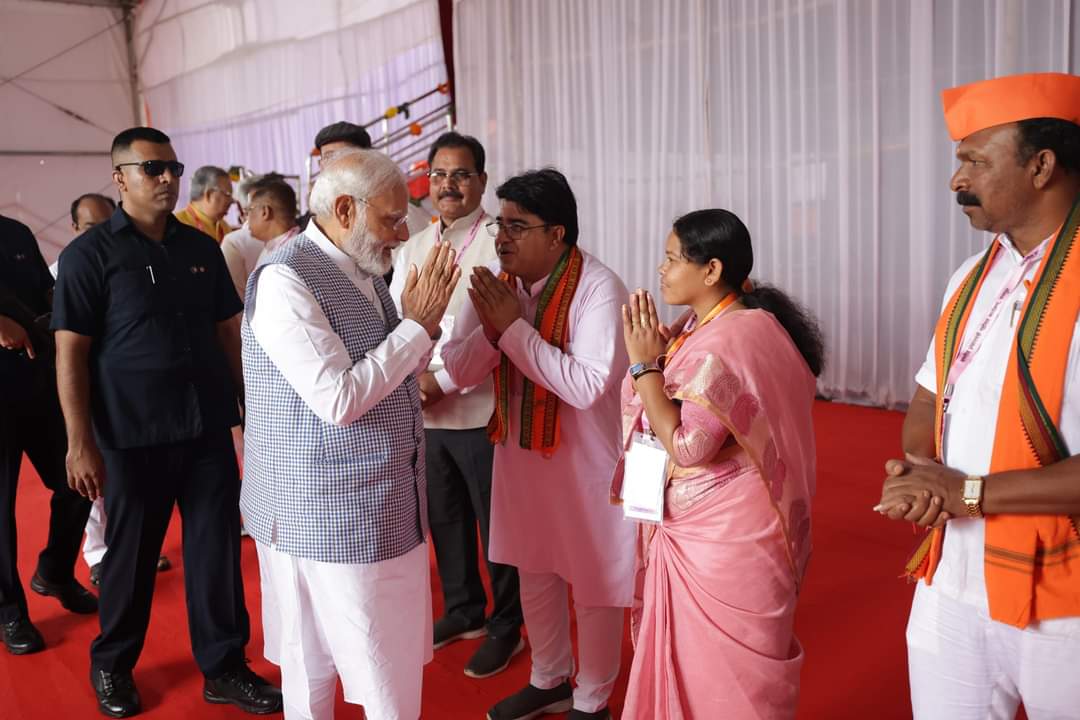 रायपुर में भारत के यशस्वी प्रधानमंत्री श्री Narendra Modi जी का स्वागत करते हुए।🙏🙏

#छत्तीसगढ़_बोले_मोदी_मोदी