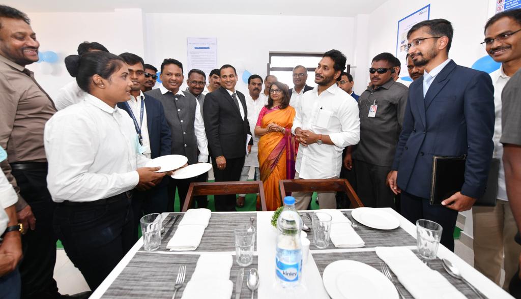 SEEDAP_AP's tweet photo. While inaugurating the prestigious ISTA at Pulivendula, Hon'ble CM Sri. @ysjagan garu interacted with #DDUGKY candidates who are being trained by @SEEDAP_AP. It was a motivational moment for them!!! #Skills #Employment #Andhrapradesh @NIRDPR_DDUGKY @DDUGKYMoRD @BugganaRaja https://t.co/mxHIc42XSA