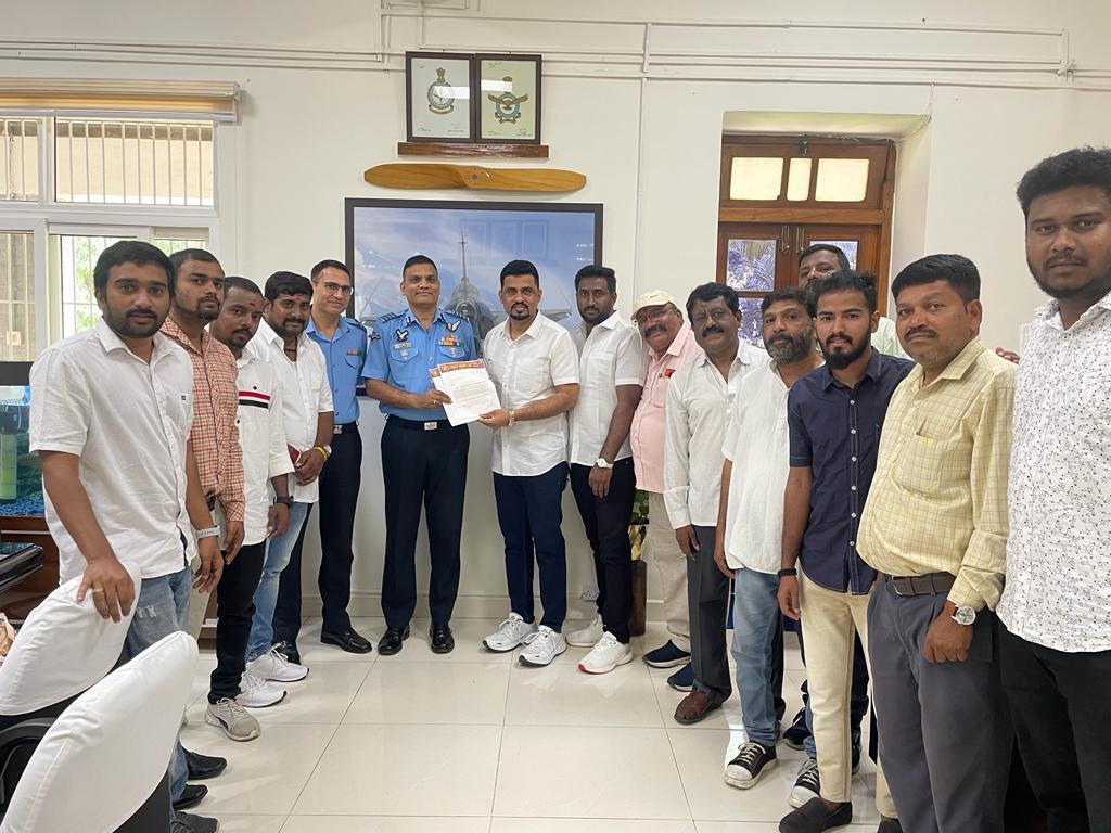 rajanna_rupesh's tweet image. ಕನ್ನಡಕ್ಕೆ ಜಯವಾಗಲಿ💛❤️
ಇಂದು ನೇರವಾಗಿ ಏರ್ಪೋರ್ಸ್ ಮುಖ್ಯಾಧಿಕಾರಿ #ಕಮಾಂಡೋ #ಆಫೀಸರ್ ರಾಮನ್ ಅವರನ್ನು ಭೇಟಿ ಮುಖ್ಯದ್ವಾರದಲ್ಲಿ ಕನ್ನಡ ಫಲಕ ಹಾಗೂ ಒಳಭಾಗದ ಮಾಹಿತಿ ಫಲಕ ಕೂಡ ಕನ್ನಡದಲ್ಲಿ ಹಾಕಲು ವಿವರಿಸಿ ಇಂದು ಅವರಿಗೆ ನೇರವಾಗಿ ಮನವಿ ಪತ್ರ ನೀಡಲಾಗಿ ಕನ್ನಡ ಹಾಕಲು ಒಪ್ಪಿದ್ದಾರೆ.
ಇಷ್ಟರಲ್ಲೇ ಇಲ್ಲಿ  ಕನ್ನಡ ಬರಲಿದೆ.

ಜೈ ಕನ್ನಡ💛❤️