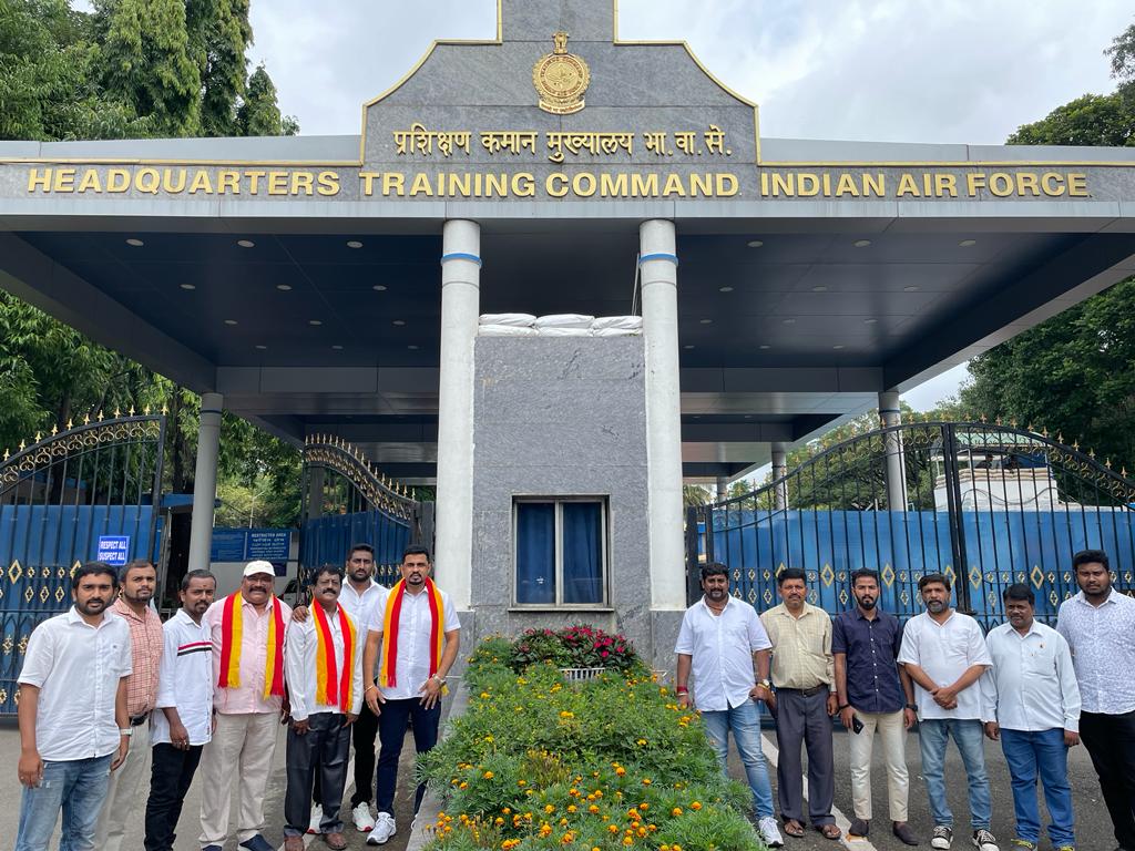rajanna_rupesh's tweet image. ಕನ್ನಡಕ್ಕೆ ಜಯವಾಗಲಿ💛❤️
ಇಂದು ನೇರವಾಗಿ ಏರ್ಪೋರ್ಸ್ ಮುಖ್ಯಾಧಿಕಾರಿ #ಕಮಾಂಡೋ #ಆಫೀಸರ್ ರಾಮನ್ ಅವರನ್ನು ಭೇಟಿ ಮುಖ್ಯದ್ವಾರದಲ್ಲಿ ಕನ್ನಡ ಫಲಕ ಹಾಗೂ ಒಳಭಾಗದ ಮಾಹಿತಿ ಫಲಕ ಕೂಡ ಕನ್ನಡದಲ್ಲಿ ಹಾಕಲು ವಿವರಿಸಿ ಇಂದು ಅವರಿಗೆ ನೇರವಾಗಿ ಮನವಿ ಪತ್ರ ನೀಡಲಾಗಿ ಕನ್ನಡ ಹಾಕಲು ಒಪ್ಪಿದ್ದಾರೆ.
ಇಷ್ಟರಲ್ಲೇ ಇಲ್ಲಿ  ಕನ್ನಡ ಬರಲಿದೆ.

ಜೈ ಕನ್ನಡ💛❤️