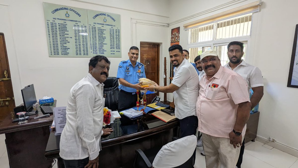 rajanna_rupesh's tweet image. ಕನ್ನಡಕ್ಕೆ ಜಯವಾಗಲಿ💛❤️
ಇಂದು ನೇರವಾಗಿ ಏರ್ಪೋರ್ಸ್ ಮುಖ್ಯಾಧಿಕಾರಿ #ಕಮಾಂಡೋ #ಆಫೀಸರ್ ರಾಮನ್ ಅವರನ್ನು ಭೇಟಿ ಮುಖ್ಯದ್ವಾರದಲ್ಲಿ ಕನ್ನಡ ಫಲಕ ಹಾಗೂ ಒಳಭಾಗದ ಮಾಹಿತಿ ಫಲಕ ಕೂಡ ಕನ್ನಡದಲ್ಲಿ ಹಾಕಲು ವಿವರಿಸಿ ಇಂದು ಅವರಿಗೆ ನೇರವಾಗಿ ಮನವಿ ಪತ್ರ ನೀಡಲಾಗಿ ಕನ್ನಡ ಹಾಕಲು ಒಪ್ಪಿದ್ದಾರೆ.
ಇಷ್ಟರಲ್ಲೇ ಇಲ್ಲಿ  ಕನ್ನಡ ಬರಲಿದೆ.

ಜೈ ಕನ್ನಡ💛❤️