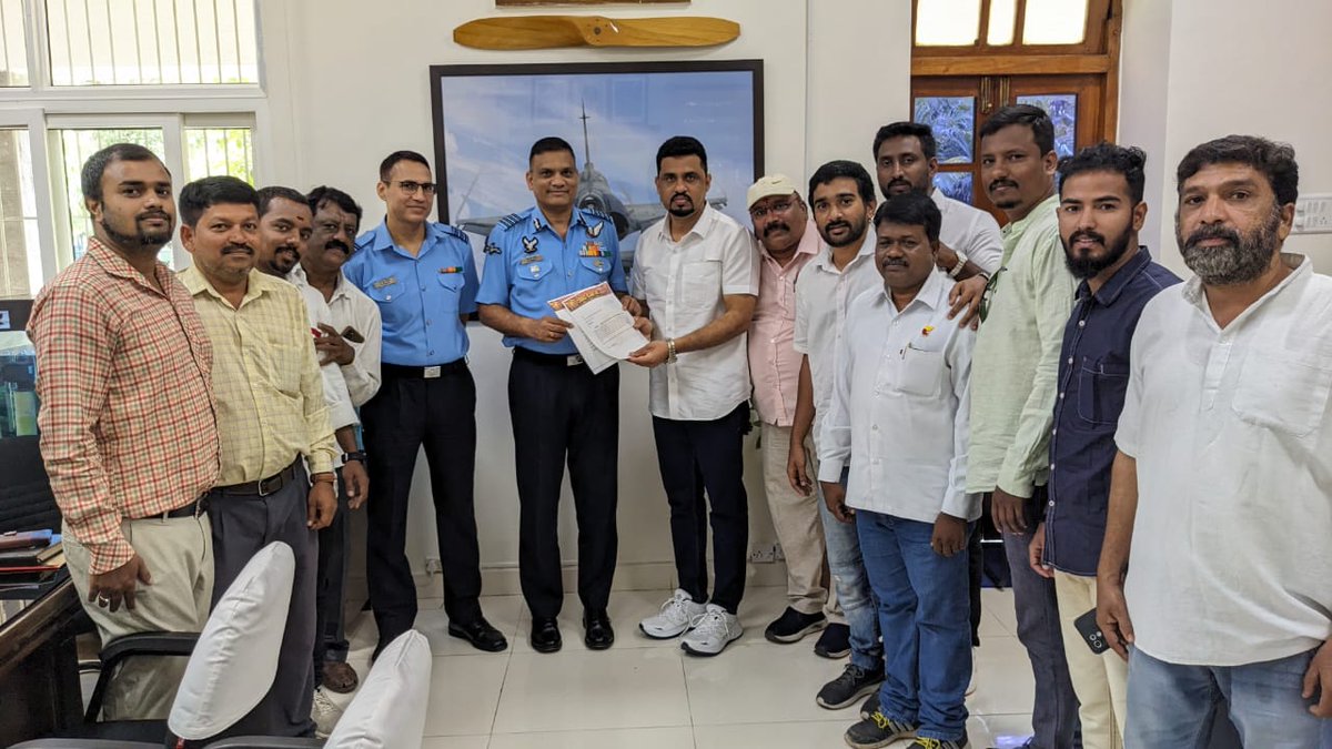 rajanna_rupesh's tweet image. ಕನ್ನಡಕ್ಕೆ ಜಯವಾಗಲಿ💛❤️
ಇಂದು ನೇರವಾಗಿ ಏರ್ಪೋರ್ಸ್ ಮುಖ್ಯಾಧಿಕಾರಿ #ಕಮಾಂಡೋ #ಆಫೀಸರ್ ರಾಮನ್ ಅವರನ್ನು ಭೇಟಿ ಮುಖ್ಯದ್ವಾರದಲ್ಲಿ ಕನ್ನಡ ಫಲಕ ಹಾಗೂ ಒಳಭಾಗದ ಮಾಹಿತಿ ಫಲಕ ಕೂಡ ಕನ್ನಡದಲ್ಲಿ ಹಾಕಲು ವಿವರಿಸಿ ಇಂದು ಅವರಿಗೆ ನೇರವಾಗಿ ಮನವಿ ಪತ್ರ ನೀಡಲಾಗಿ ಕನ್ನಡ ಹಾಕಲು ಒಪ್ಪಿದ್ದಾರೆ.
ಇಷ್ಟರಲ್ಲೇ ಇಲ್ಲಿ  ಕನ್ನಡ ಬರಲಿದೆ.

ಜೈ ಕನ್ನಡ💛❤️