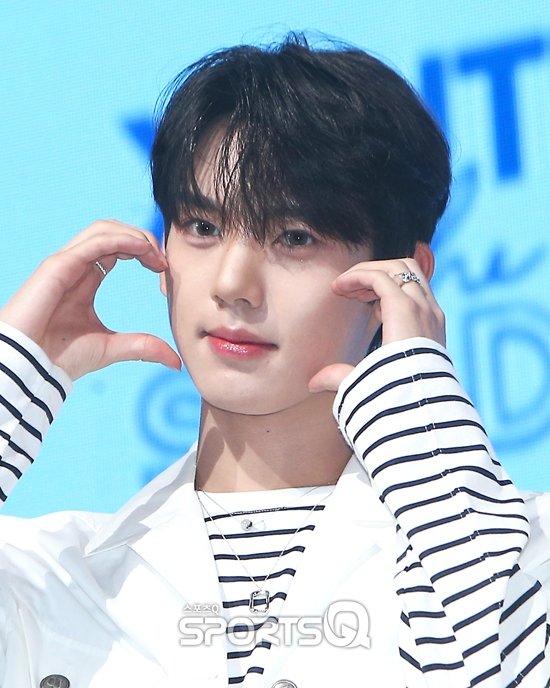 Hanyuzhin's tweet photo. 그토록 바라고 바라던 데뷔를 결국 제 눈 앞에 왔네요: it’s D-day of our debut and I couldn’t be more thankful for the endless support that a lot of people have been giving to us tirelessly. Tonight, sharply 6 p.m., make sure your are alarms on! https://t.co/yfOwHMfsJ3