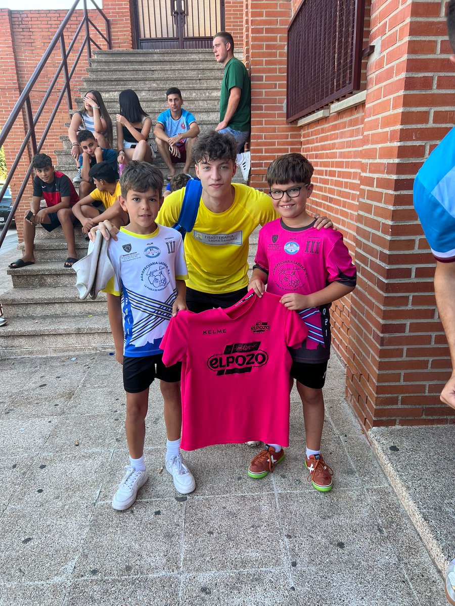 CD_LACELESTINA's tweet photo. #MFSElVaquerito
Trofeo al JUEGO LIMPIO
Nos encanta este detalle diferente, el valor de algo sencillo, el de buenos valores.
Recae en DAVID García y su primo Mario por el regalo de alimentar el futsal en los pequeños 👶
Gracias y enhorabuena🎊🎉🎊🎉 https://t.co/oTGfcpMeAK