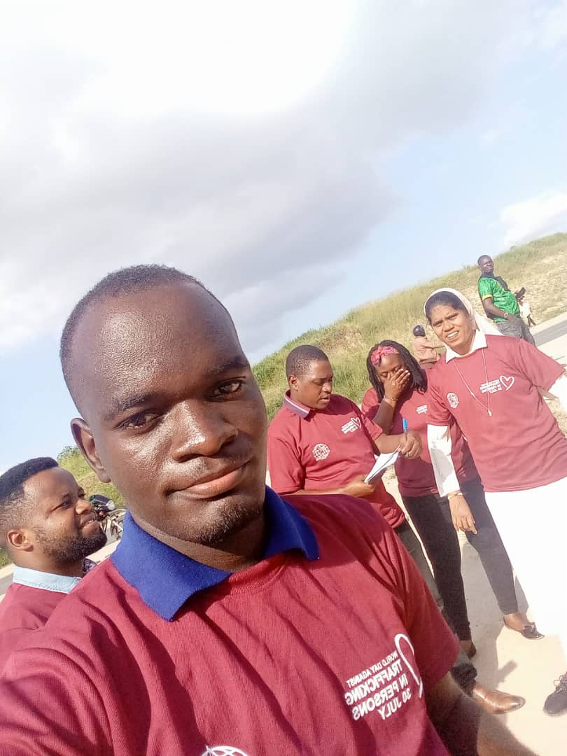 Tanahut1's tweet photo. Members of the network @tanzaniarelief2 and @DmiHope giving human trafficking civic education at Magufuli bus stand in Dar es salaam with view to strengthen Peoples awareness and increase resilience in protection of Vulnerable groups. Buses involve in human trafficking https://t.co/TDLZV3TDRe