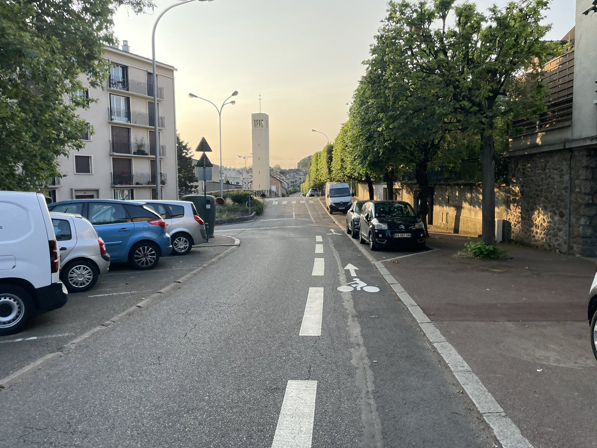 BoireVladimir's tweet photo. Nouveau #doublesens #cyclable sur la rue Jouannet @Saintcyrlecole.
➕ de lisibilité de l’espace sur la voirie
➕ de partage de l’espace public 
➕ de sécurité que l’itinéraire par RD11
🤝 maintien du stationnement et du passage des bus + VL
#mobilitesdouces #velo #ville #Yvelines https://t.co/5YMrT69feJ