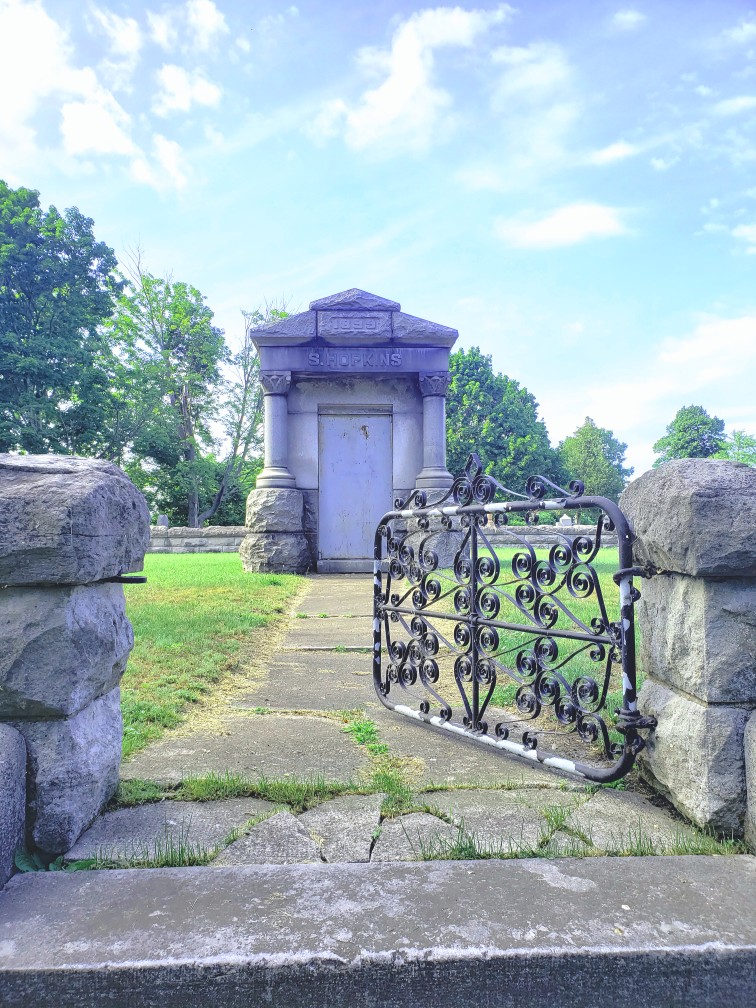 xoxoblackkat's tweet photo. Hopkins Tomb. 👻

Legend has it...if you enter the tomb yard and walk around it 7 times, knocking each time you pass.. you will be cursed. ☠️

On the other hand, Circle only 3 times it is said to bring you good luck. ✨️
What would you do? 
#witchy #paranormal #local #history https://t.co/e7w2Qg70aY