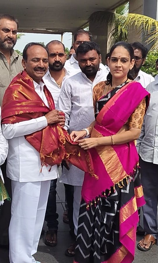 Bala_Tripura_R's tweet photo. బిజెపి తెలంగాణ ఎన్నికల నిర్వహణ కమిటీ ఛైర్మన్ గా నియమితులైన ఎమ్మెల్యే, మాజీ మంత్రి వర్యులు శ్రీ @Eatala_Rajender గారిని వారి నివాసంలో నేడు మర్యాదపూర్వకంగా కలిసి శుభాకాంక్షలు తెలియజేయడమైనది .

రజాకార్ల పాలనను అంతమొందించేందుకు 
రానున్న తెలంగాణ ఎన్నికల్లో మనమంతా కలిసికట్టుగా పనిచేయాలని ఈటెల గారు పలు సూచనలు , సలహాలు అందించారు .

ఈ కార్యక్రమంలో @BJYM నాయకులు శ్రీ @sureshpanathala గారు , తదితరులు పాల్గొన్నారు . 

@Bjp4Jadcherla @BJP4Palamuru @BJP4Telangana